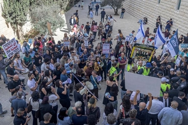 تظاهرة خارج المحكمة العليا في القدس المحتلة أثناء نظرها طعوناً من مرشحين عرب رفضت السلطات الإسرائيلية ترشيحهم (أ ف ب)