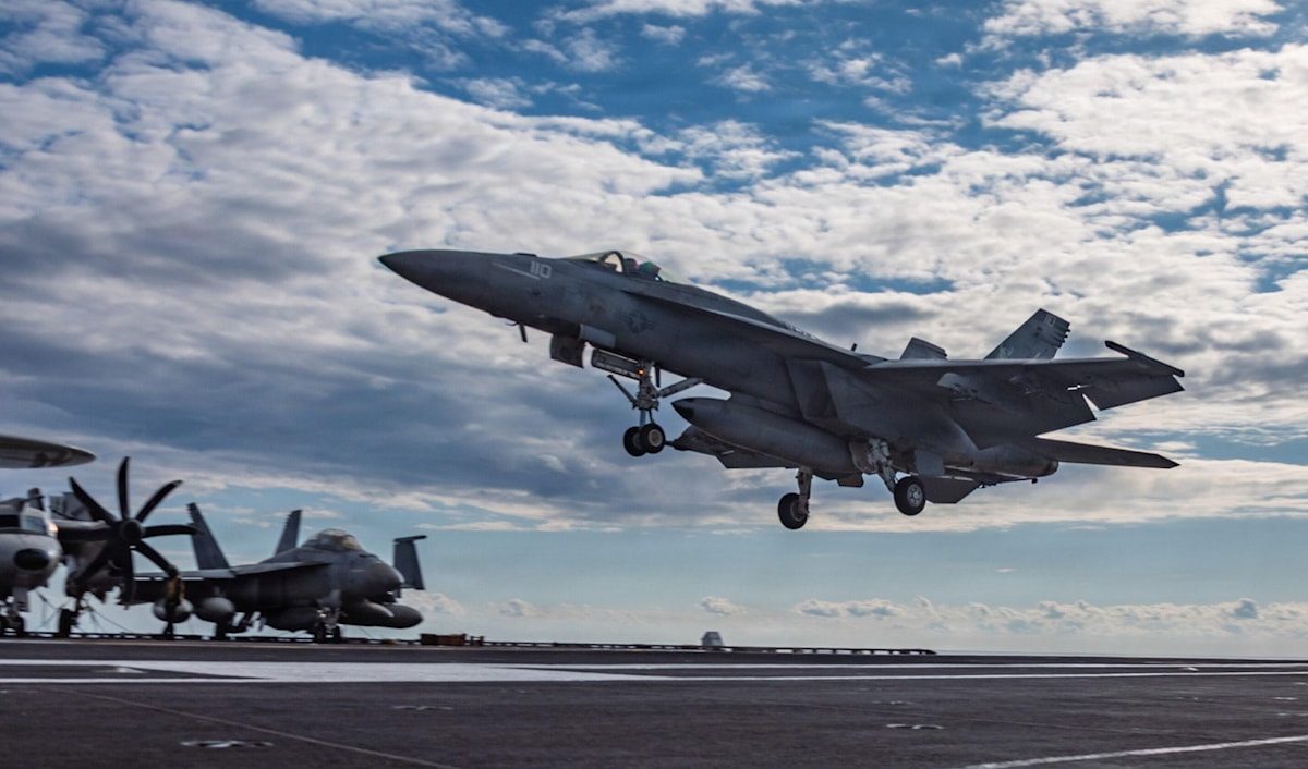 مقاتلة من طراز F/A-18E تحلّق فوق سطح حاملة الطائرات «جيرالد فورد» (من الويب)
