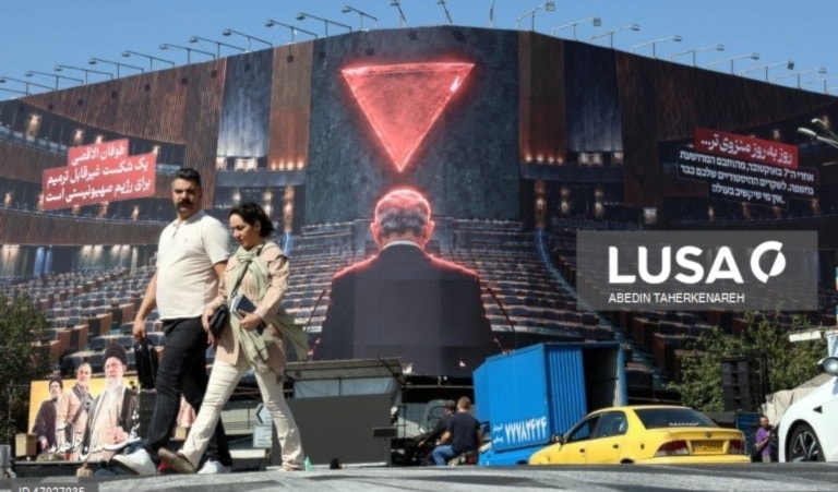 إيرانيون في ساحة انقلاب في طهران تحت ملصق ضخم معاد لإسرائيل (أ ف ب)
