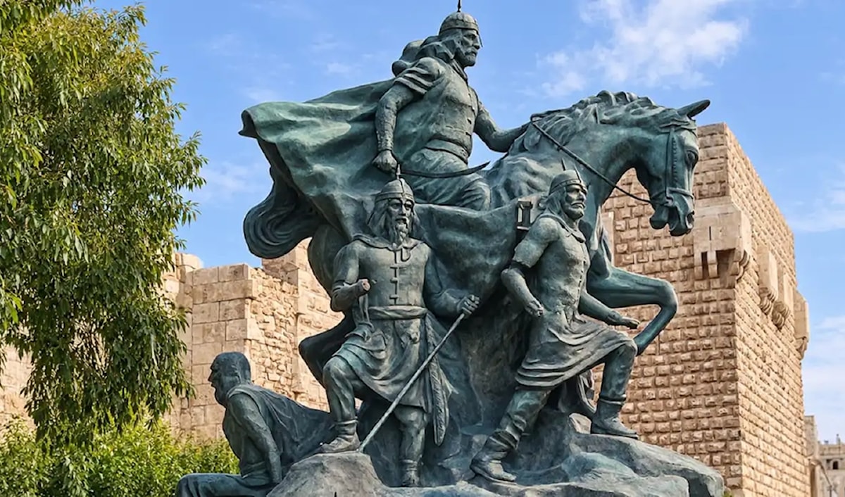 صمّم التمثال النحات السوري الراحل عبد الله السيد