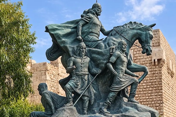 صمّم التمثال النحات السوري الراحل عبد الله السيد