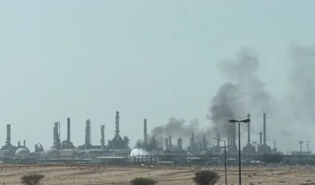 ظلّ الحريق مشتعلاً حتى الساعات الأولى من صباح اليوم الأربعاء وفق المصادر (من الويب)