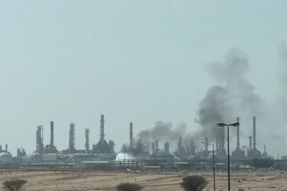 ظلّ الحريق مشتعلاً حتى الساعات الأولى من ​صباح اليوم الأربعاء وفق المصادر (من الويب)