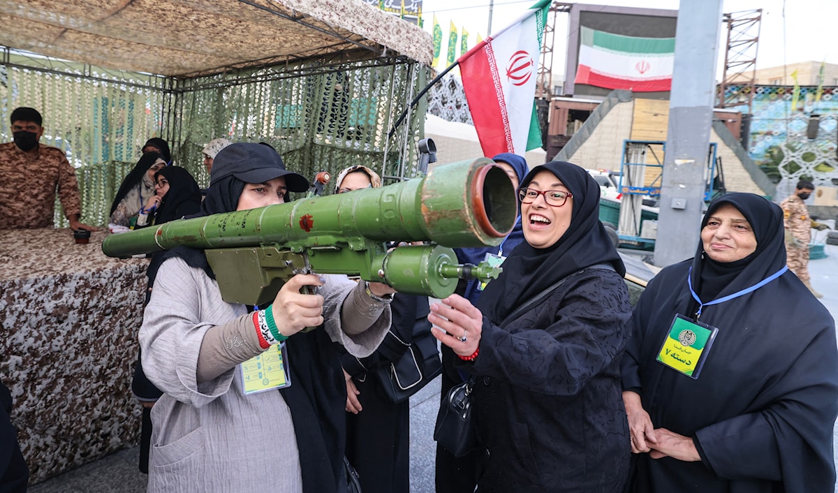 يمكن قراءة الاستعدادات الإيرانية باعتبارها محاولة لمنع الهجوم، أو تحسين القدرة على الصمود أمامه (أ ف ب)