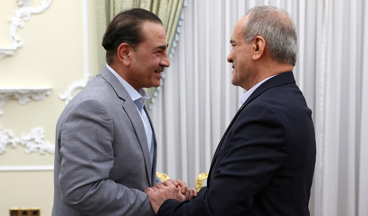 الرئيس الإيراني، مسعود بزشكيان، مستقبلاً في مقر الرئاسة في طهران، قائد الجيش الباكستاني، عاصم منير (أ ف ب)