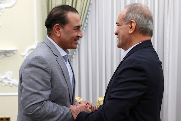 الرئيس الإيراني، مسعود بزشكيان، مستقبلاً في مقر الرئاسة في طهران، قائد الجيش الباكستاني، عاصم منير (أ ف ب)