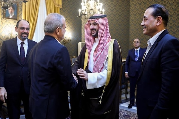 خالد بن سلمان مصافحاً بزشكيان بحضور منير وقالين (أ ف ب)