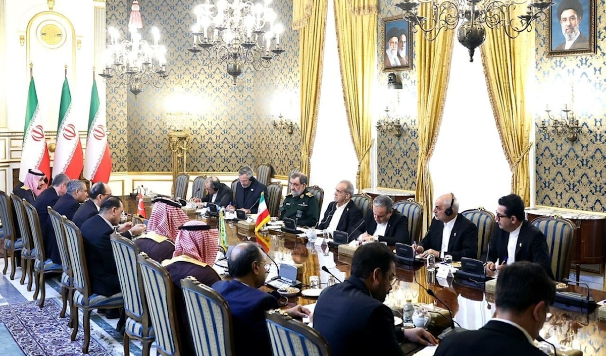 انعقد الاجتماع بحضور الرئيس الإيراني مسعود بزشكيان (إرنا)