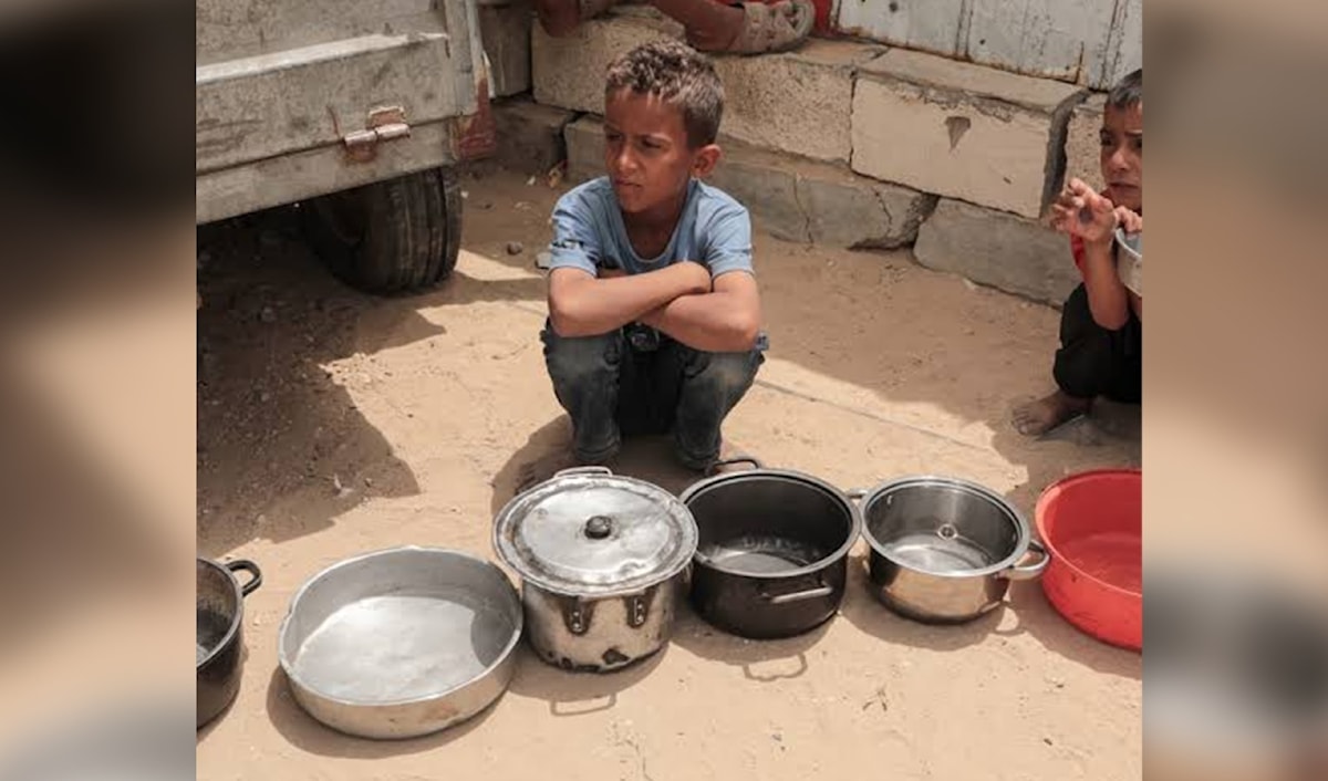 طفل فلسطيني ينتظر توزيع مساعدات غذائية في غزة (من الويب)