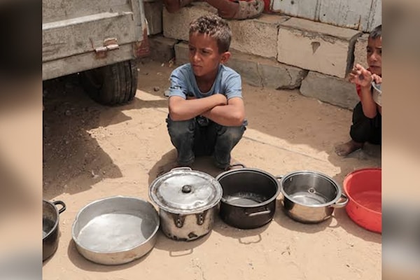 طفل فلسطيني ينتظر توزيع مساعدات غذائية في غزة (من الويب)