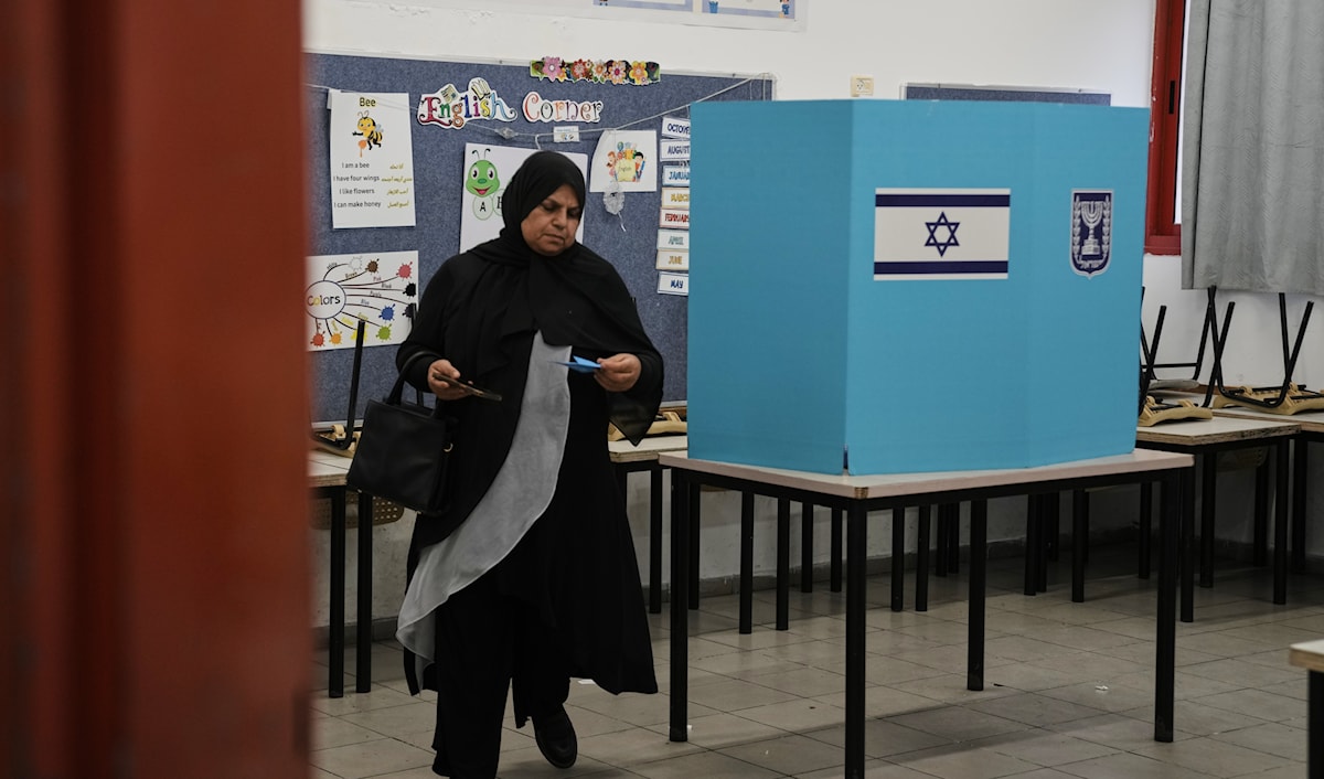 ناخبة فلسطينية تدلي بصوتها في مدينة أم الفحم (أ ف ب)