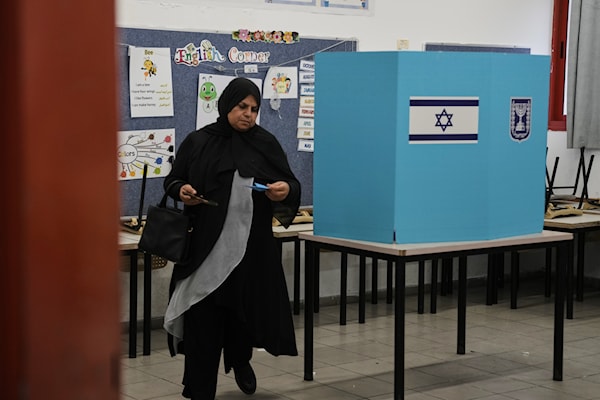 ناخبة فلسطينية تدلي بصوتها في مدينة أم الفحم (أ ف ب)