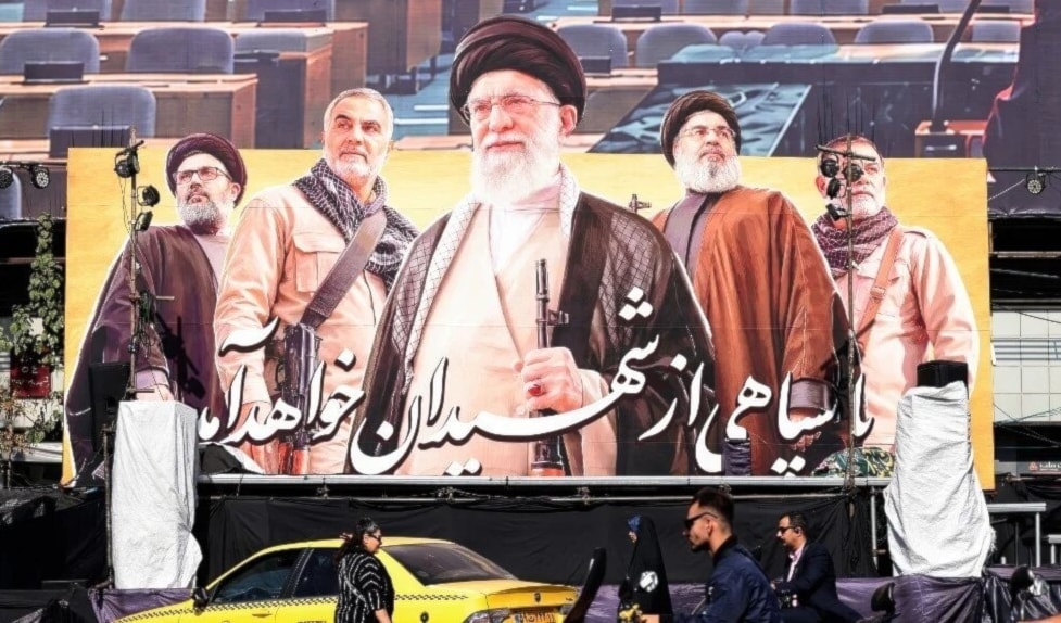 ملصق يجسّد قادة المقاومة الشهداء في وسط طهران (أ ف ب)