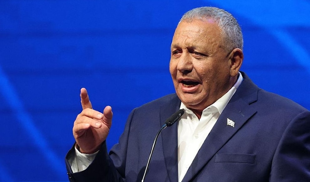 تبدو الاحتفالات التي شهدها معسكر آيزنكوت، عقب إغلاق صناديق الاقتراع، سابقة لأوانها (من الويب)