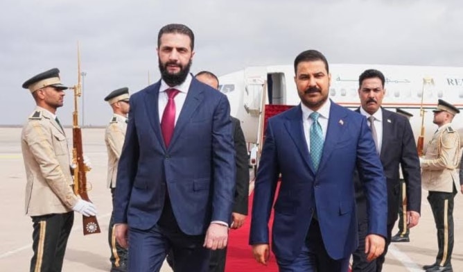 الشرع مستقبلاً الزيدي لدى وصوله إلى دمشق (من الويب)