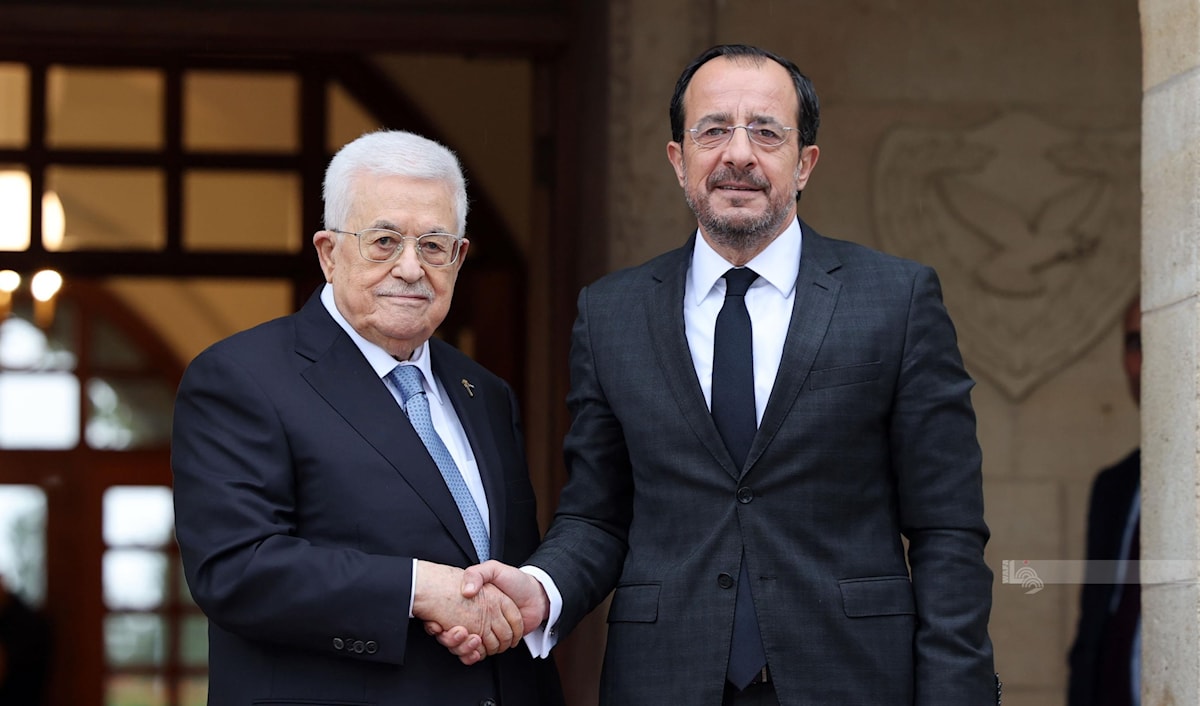 خريستودوليدس مستقبلاً عباس في نيقوسيا (وفا)