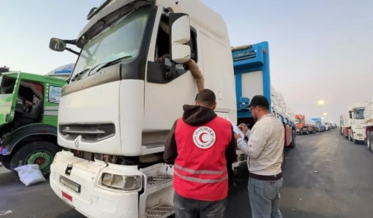 أعلن «الهلال الأحمر المصري» إرسال أكثر من 280 شاحنة محمّلة بالطحين والمواد الغذائية (من الويب)
