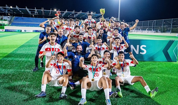 لاعبو منتخب لبنان للناشئين مع كأس البطولة (الأخبار)
