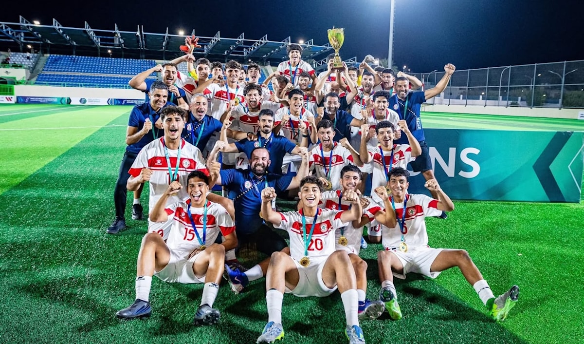 لاعبو منتخب لبنان للناشئين مع كأس البطولة (الأخبار)