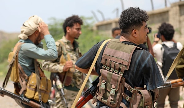 مقاتلون موالون للرياض في منطقة جبل هان غربي تعز على الطريق المؤدي إلى عدن (أ ف ب)