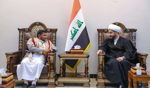 ممثل «أنصار الله» في العراق أبو إدريس الشرفي خلال لقاء سابق مع قيس الخزعلي في بغداد (أرشيف)