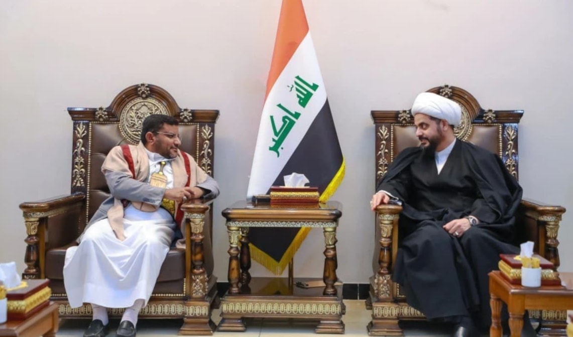 ممثل «أنصار الله» في العراق أبو إدريس الشرفي خلال لقاء سابق مع قيس الخزعلي في بغداد (أرشيف)