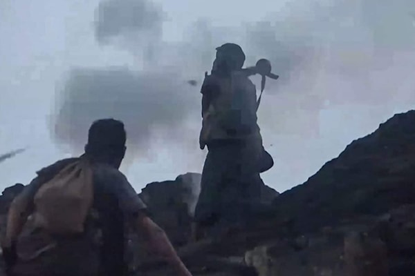 عناصر من «أنصار الله» يطلقون النيران على أهداف للفصائل التابعة للسعودية في محافظة تعز (أ ف ب)