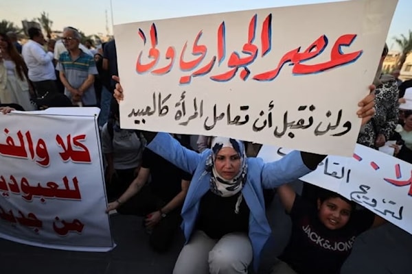 امرأة تحمل لافتةً احتجاجاً على حرمان النساء من حقوقهنّ في الزواج (من الويب)