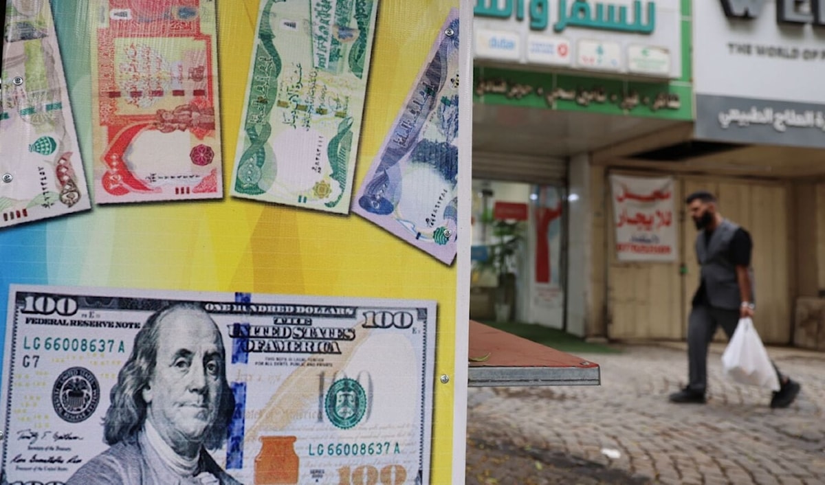 خفض قيمة الدينار يحدث فوضى في الأسواق العراقية (أ ف ب)