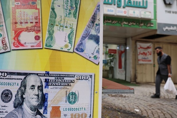 خفض قيمة الدينار يحدث فوضى في الأسواق العراقية (أ ف ب)