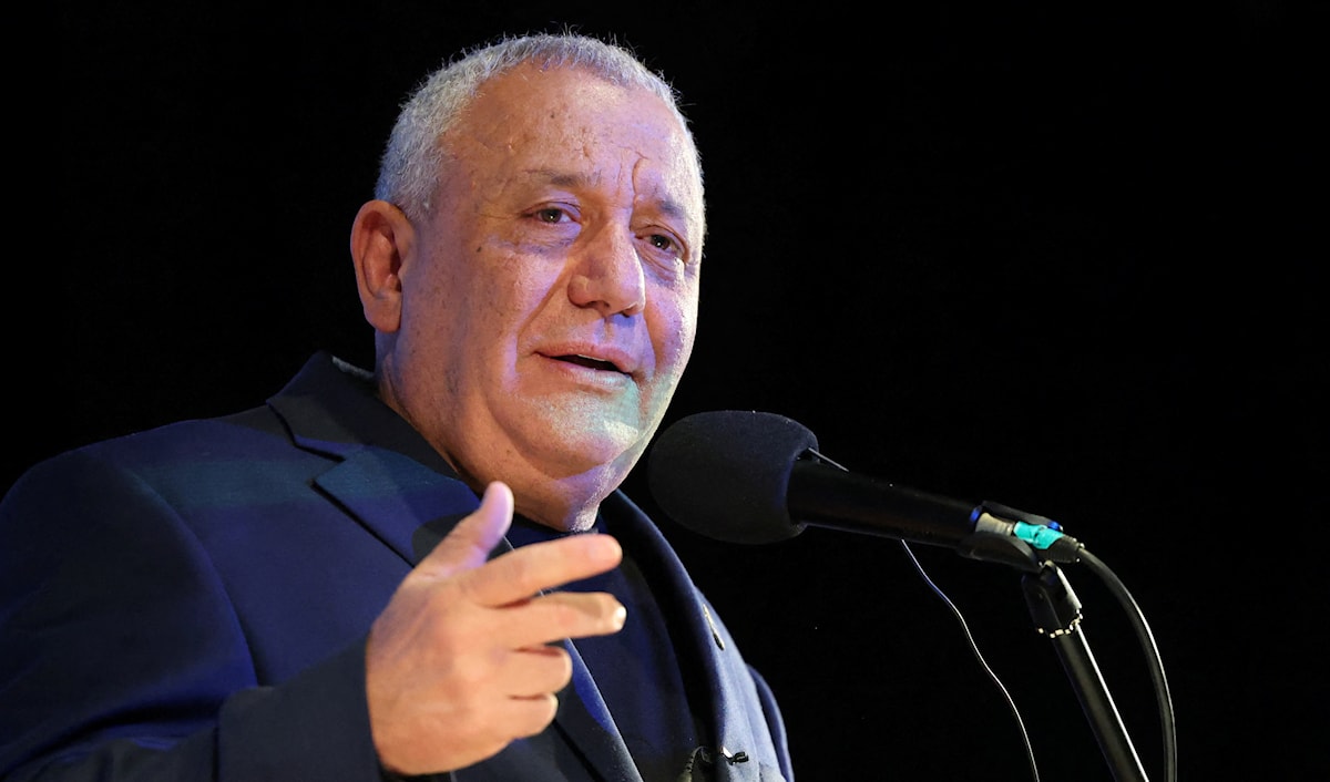 أقوى منافسي نتنياهو، غادي آيزنكوت، يتحدّث خلال مناسبة انتخابية في الخضيرة (أ ف ب)