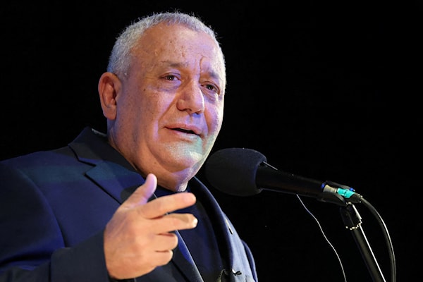 أقوى منافسي نتنياهو، غادي آيزنكوت، يتحدّث خلال مناسبة انتخابية في الخضيرة (أ ف ب)