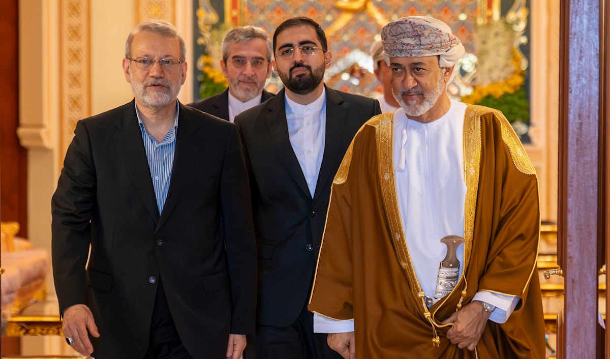 السلطان هيثم بن طارق مستقبلاً لاريجاني والوفد المرافق (وكالة الأنباء العُمانية)