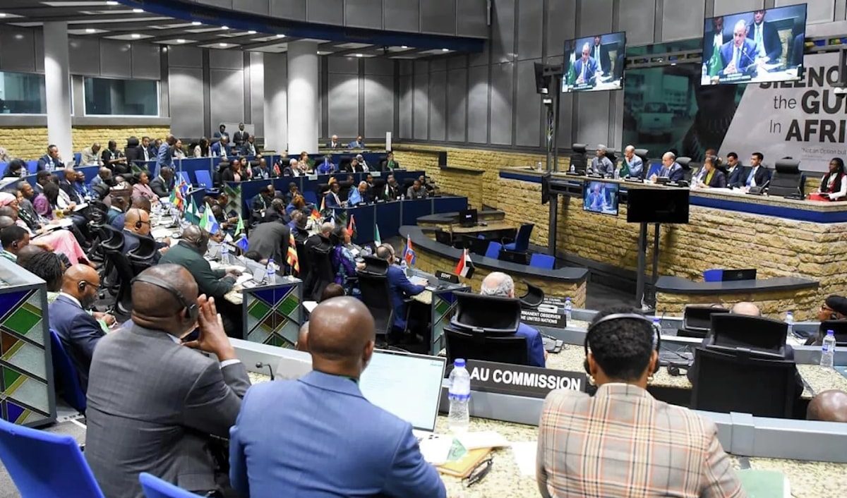 شارك في الجلسة رؤساء مفوضية الاتحاد الأفريقي (من الويب)