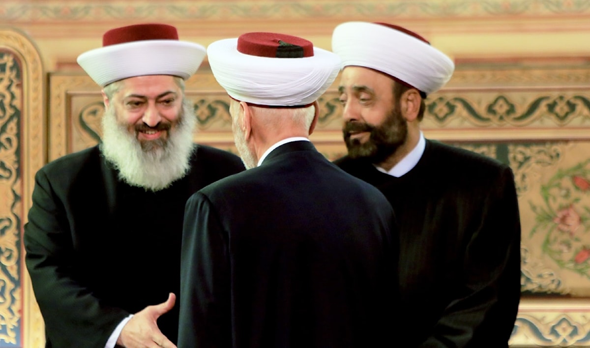 مفتي الجمهورية وإلى يمينه الشيخ خلدون عريمط (هيثم الموسوي)