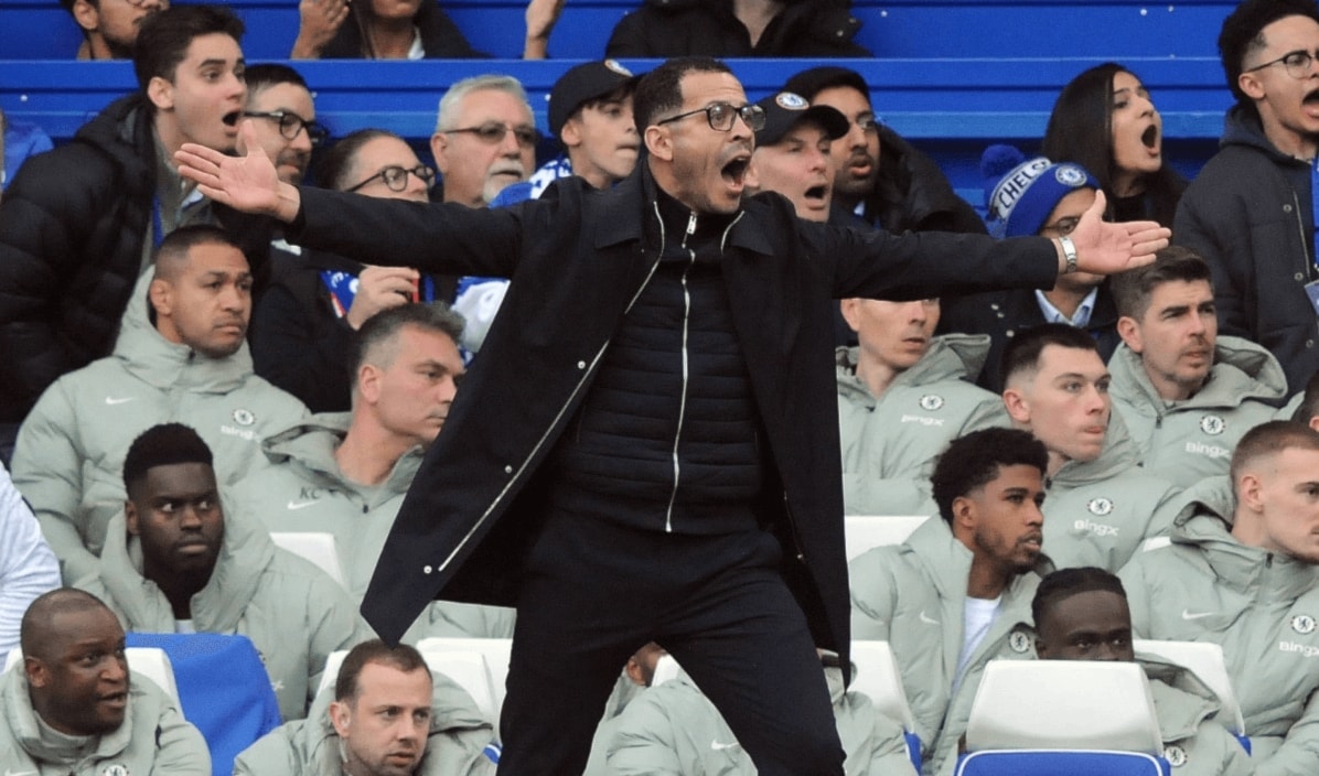 يقود تشيلسي المدرب ليام روسينيور، الذي سبقَ له تدريب هال سيتي حتى مايو/أيار 2024.