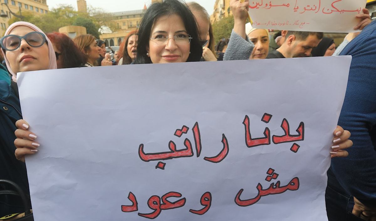 أستاذة مشاركة في اعتصام موظفي القطاع العام أمام مجلس النواب أثناء دراسة الموازنة. (هيثم الموسوي)