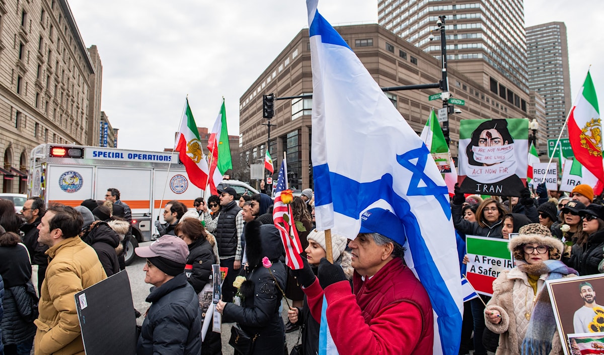 العلم الإسرائيلي يتوسّط تظاهرة ضد الجمهورية الإسلامية في مدينة بوسطن الأميركية (أ ف ب)