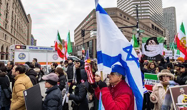العلم الإسرائيلي يتوسّط تظاهرة ضد الجمهورية الإسلامية في مدينة بوسطن الأميركية (أ ف ب)