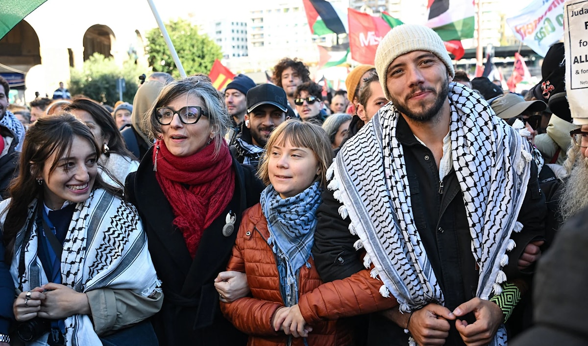 فرانشيسكا ألبانيزي والناشطة السويدية في «أسطول الصمود» غريتا تونبرغ، والناشط البرازيلي تياغو أفيلا يشاركون في مسيرة خلال تظاهرة مؤيدة لفلسطين في مدينة جنوة الايطالية في تشرين الثاني (نوفمبر) الماضي (بييرو كروتشيّاتي ــ فرانس برس)