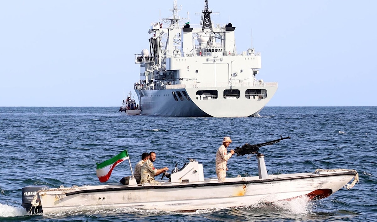 مناورات هرمز رداً على الحشد العسكري الأميركي (من الويب)