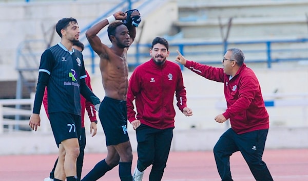 خطف لاعب الرياضي ــ العباسية عيسى إيسيفو هدف الفوز في الدقيقة 86 (طلال سلمان)