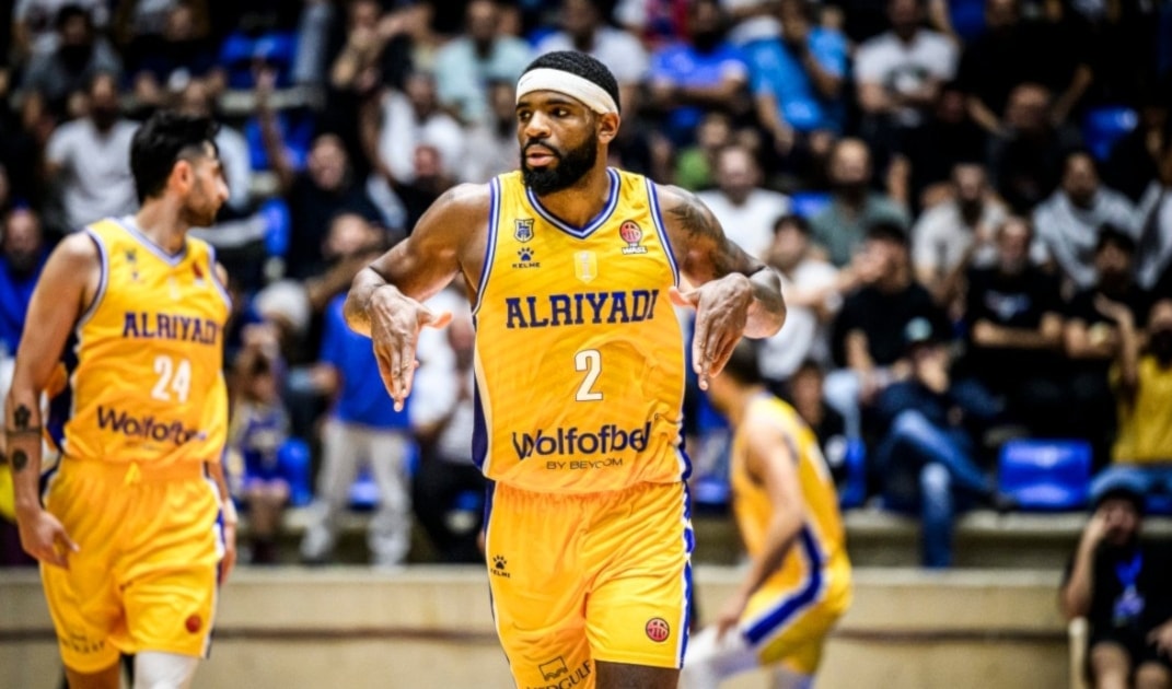 يمتلك الرياضي افضلية على ارضه وبين جمهوره