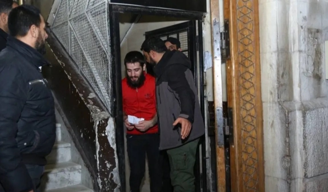 فُسّر المرسوم على أنه رسالة إلى الفصائل والمقاتلين الذين تعرّضوا إلى الاعتقال منذ تسلّم الشرع السلطة (من الويب)