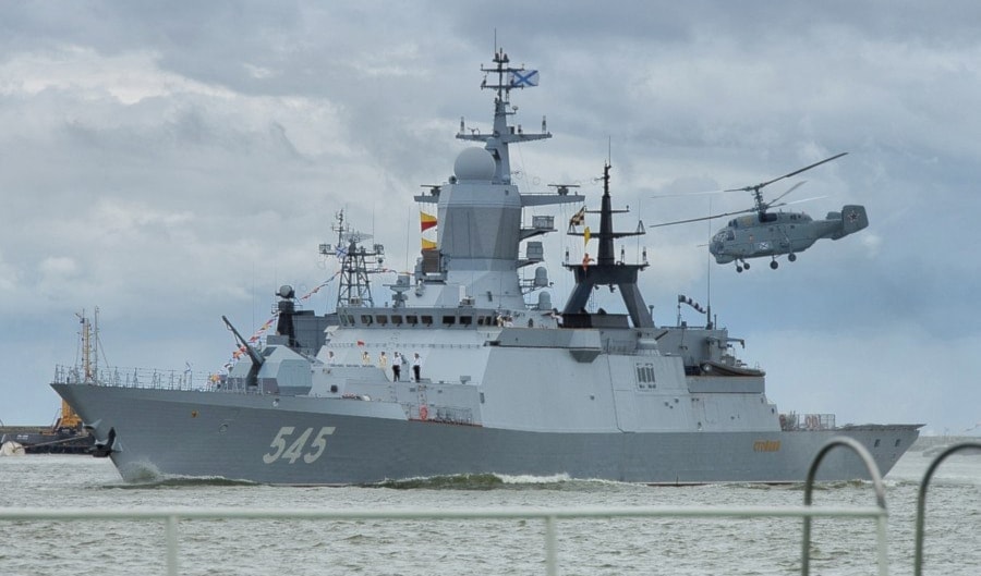 ناقلة الطائرات العمودية الروسية «استفيسكي» التي شاركت في المناورة مع إيران (من الويب)