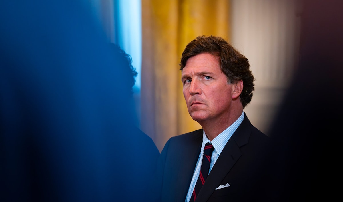 ينتقد كارلسون نفوذ «إسرائيل» في واشنطن.