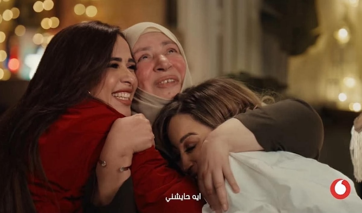 بدت الفنانة عبلة كامل على طبيعتها، بابتسامتها العريضة والعفوية
