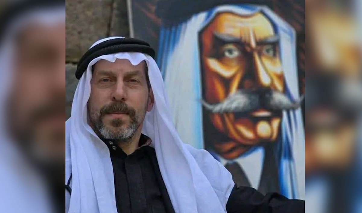 الأمير حسن الأطرش قرب لوحة لجده سلطان الأطرش قائد الثورة السورية عام 1925 (من الويب)
