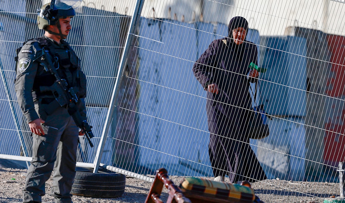 ما جرى على حاجز قلنديا هو منعٌ ممنهج وغير مسبوق منذ احتلال القدس عام 1967 (أ ف ب)