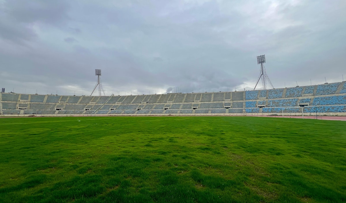 يتوافق أكثر من مسؤول على أن أرضية الملعب سيئة وفيها الكثير من الحفر ما يؤدي إلى إصابات لدى اللاعبين (طلال سلمان)